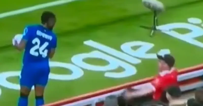 Siyahi futbolcuya ırkçı saldırıda bulunan engelli taraftar maçın durmasına sebep oldu