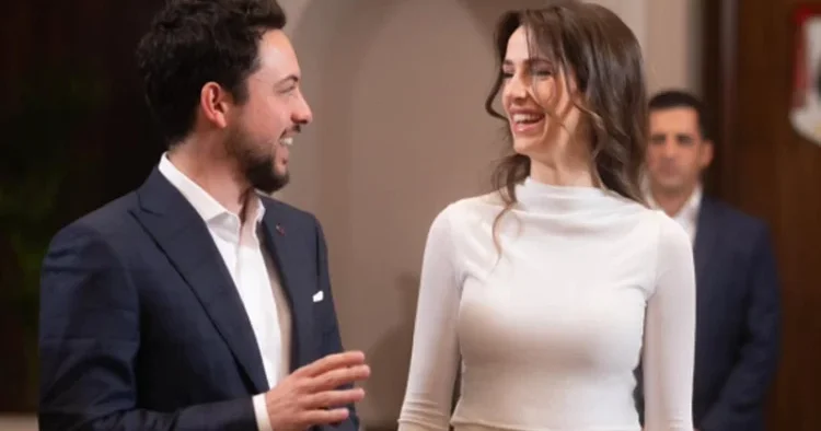 Elini bile tutmuyor, mecburi evlilik diyorlardı... İki yıl geçti, aile büyüdü... Kötü sözlere inat birbirlerine baktıkça ikisinin de yüzünde güller açtı