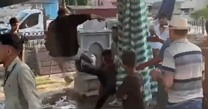 Pazar yerinde 3 kişi, bir genci tekme tokat dövdü