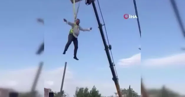 Damadı vinçte salladılar! Şaşkına çeviren görüntüler...