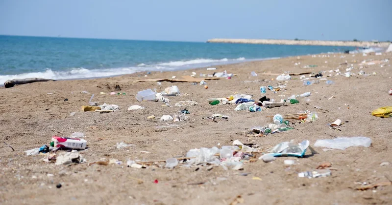 Kumköy Sahili’nin bitmeyen çilesi... O barakalar kalktı ama çöpleri kaldı