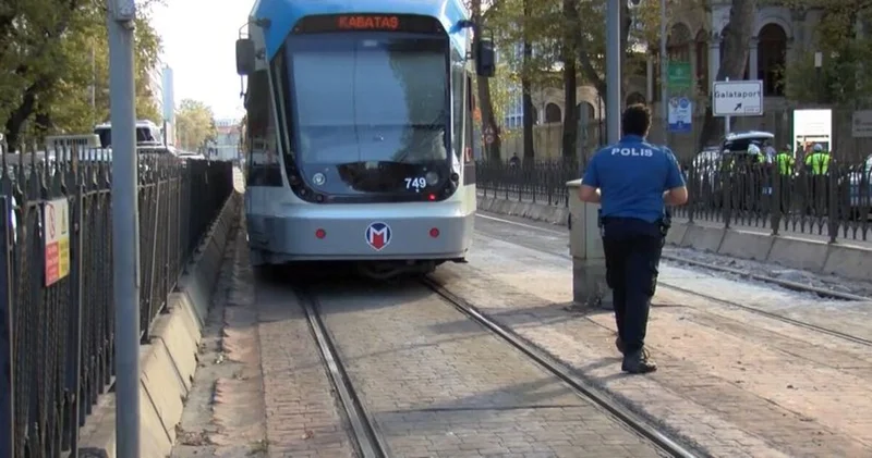 İstanbul da yaya tramvayın altında kaldı