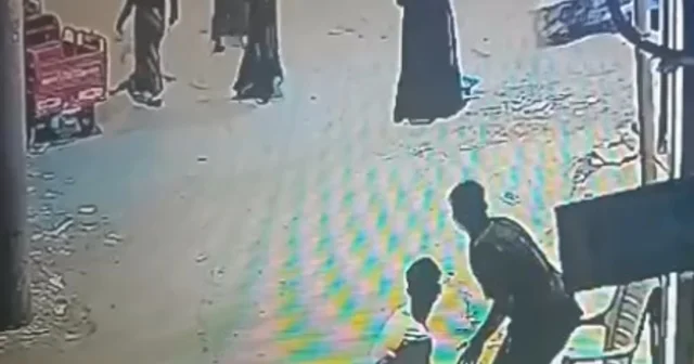 Sokakta oynayan çocukları gürültü yaptıkları gerekçesiyle sopayla darbetti; o anlar kamerada Adana Haberleri