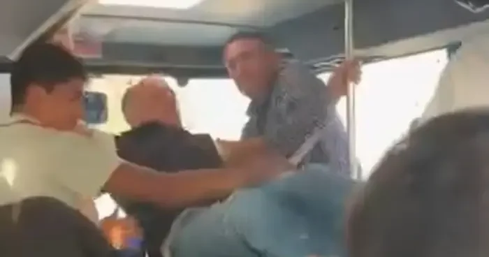 Elazığ’da otobüs şoförü ile yolcunun tekme tokatlı kavgası kamerada