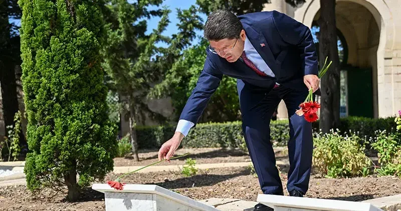 Adalet Bakanı Tunç, Malta Türk Şehitliği ni ziyaret etti