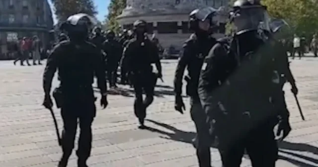 Fransa’da kemer sıkma isyanı: 128 gözaltı VİDEO İZLE