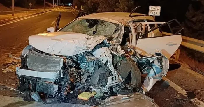 Yolcu otobüsüyle otomobil kafa kafaya çarpıştı: 1 ağır yaralı