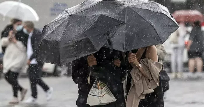 Meteoroloji uyardı: Marmara ve Karadeniz bölgelerinde kuvvetli sağanak yağış alarmı! Sel ve su baskınlarına dikkat!