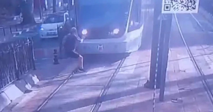 İstanbul daki korkunç olay kamerada! Koşarak karşıya geçiyordu: Dalgınlıkla tramvayın önüne atladı