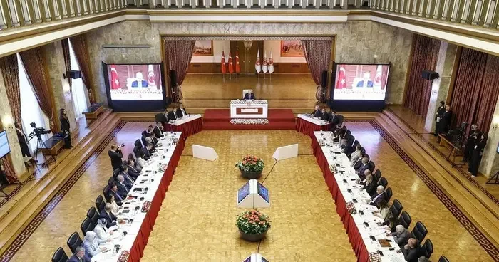 Komisyonda gergin anlar! Mehmet Bekir Şimşek in sözleri ortalığı karıştırdı... DEM Partililer toplantıyı terk etti: Siz kandan besleniyorsunuz