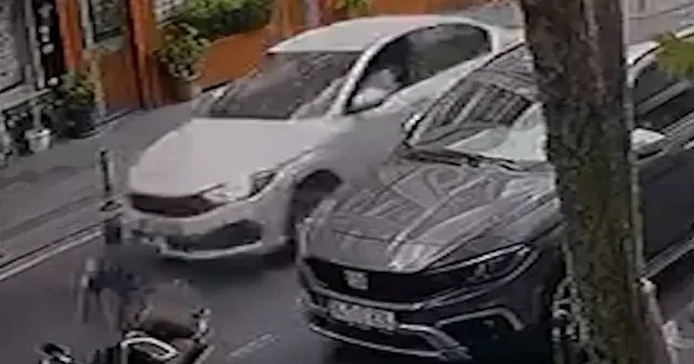 Bayrampaşa da aniden yola çıkan çocuğa otomobilin çarpması kamerada VİDEO İZLE