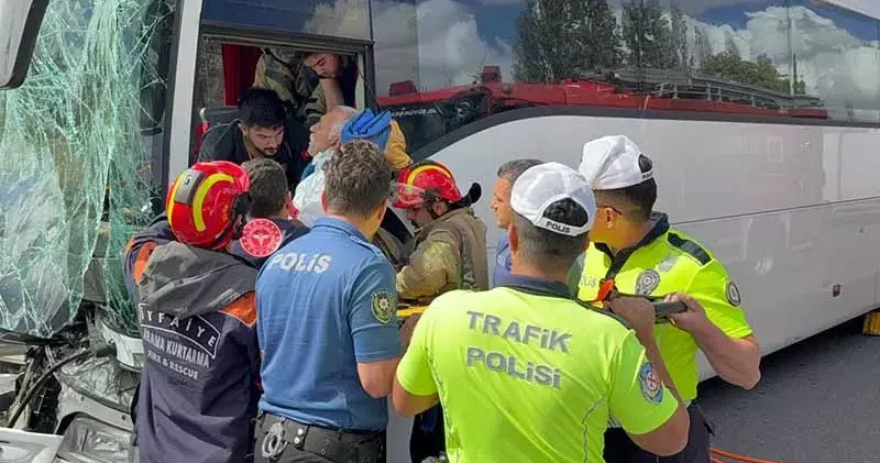 Esenyurt ta kamyona çarpan yolcu otobüsünün şoförü yaralandı
