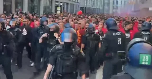Galatasaray taraftarı Almanya da Filistin için tekbirlerle stada yürüdü VİDEO İZLE
