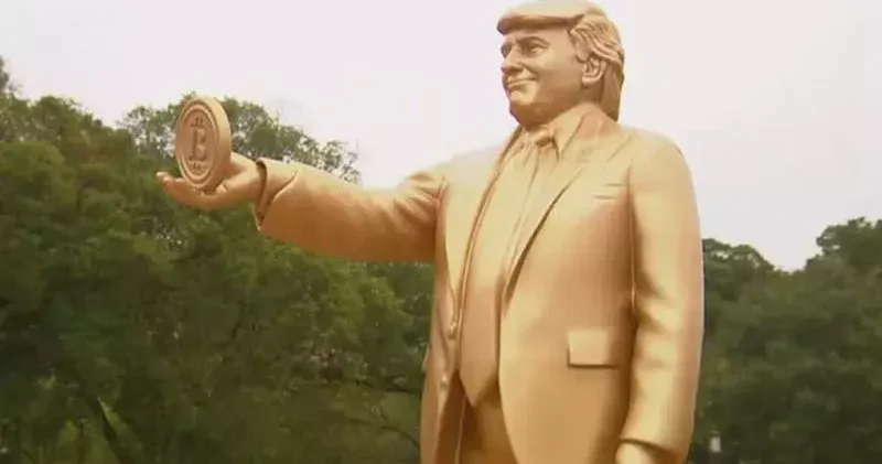 Beyaz Saray’ın karşısına Trump’ın Bitcoin tuttuğu heykeli dikildi