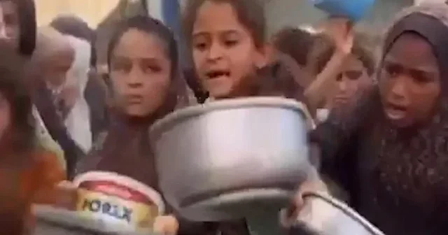 Gazzeli çocuklar zor şartlar altında gıdaya ulaşmaya çalışıyor VİDEO İZLE