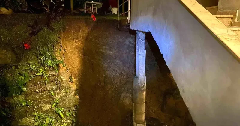 Hopa da Sağanak Sonrası Duvar Çöktü