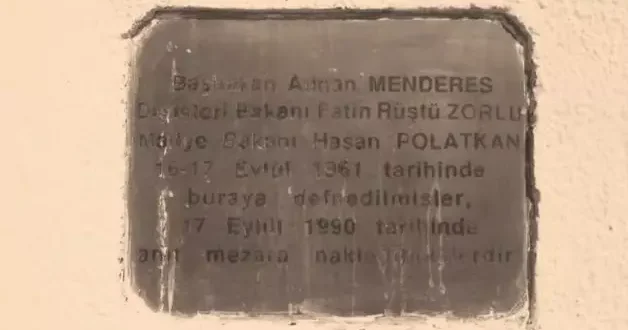 Demokrasi Şehitlerimizin İmralı daki kabirlerini Vefa Anıtı na dönüştürdük.
