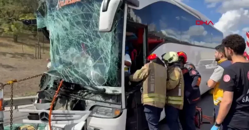 Yolcu otobüsü kamyona çarptı! Çok sayıda yaralı var