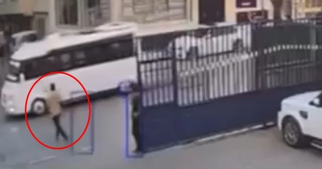 El freni çekilmeyen minibüsü koşarak durdurup park etti; o anlar kamerada Bursa Haberleri