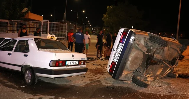 Antalya da İki otomobil kafa kafaya çarpıştı: 3 ü ağır, 4 yaralı Antalya Haberleri