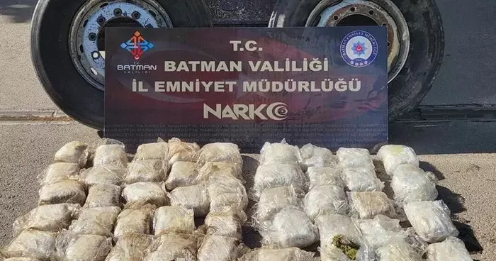 Tırın tekerinde 27 kilo skunk ele geçirildi