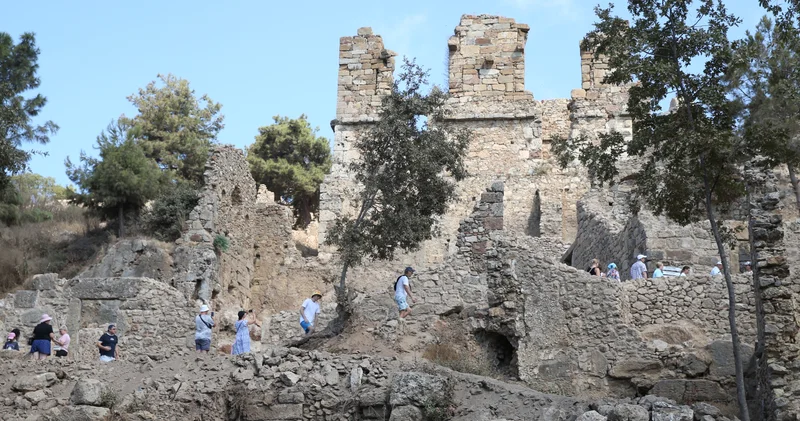 Syedra Antik Kenti nde 1800 yıllık stadyum gün yüzüne çıkarıldı