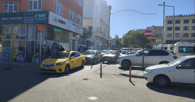 Edirne de ilginç olay: Minibüse tekme atmak isterken belini kırdı Sözcü Gazetesi