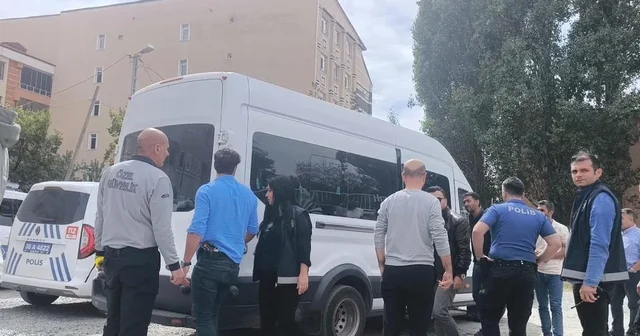 Çocukları koruma altına alınan aileden polislere taşlı saldırı Kars Haberleri