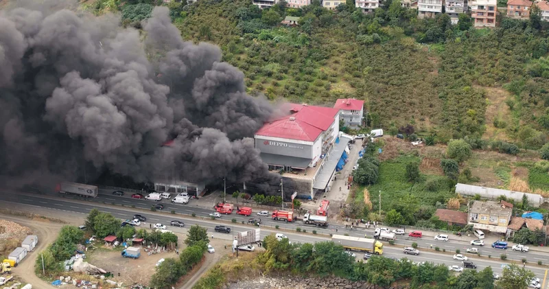 Trabzon da AVM de yangın: Gökyüzünü siyah duman kapladı