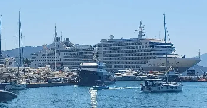 Marmaris Limanı’na iki kruvaziyer gemi demir attı