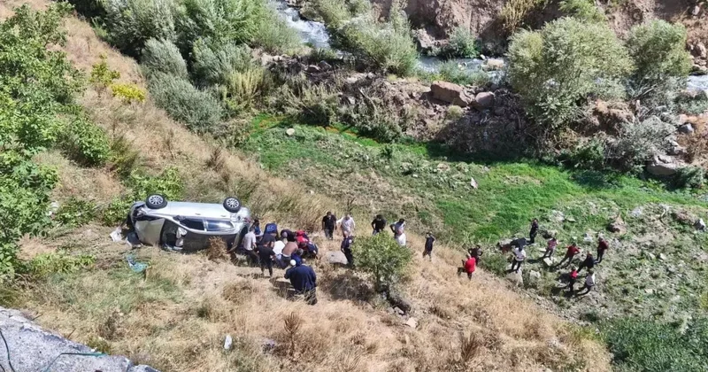 Otomobil şarampole devrildi: 2 kişi yaralandı