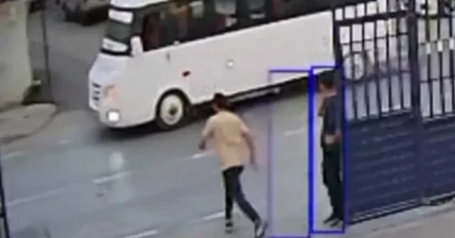 Sürücü el frenini çekmeyi unutunca durdurmak için canını hiçe saydı VİDEO İZLE