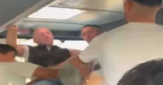 Elazığ da halk otobüsünde tekmeli yumruklu kavga VİDEO İZLE