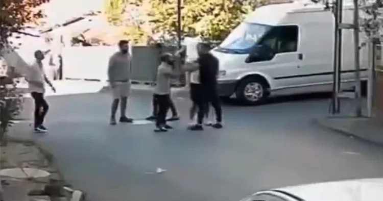 Trafikte tartıştıkları kişiyi dövmek için ev basıp annesine saldırdılar: Çocuğumun yanında bıçak çekip darbettiler