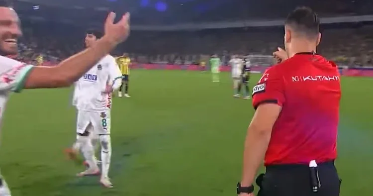 TFF, Fenerbahçe Alanyaspor maçının VAR kayıtlarını açıkladı! Fenerbahçe nin kazandığı penaltı...
