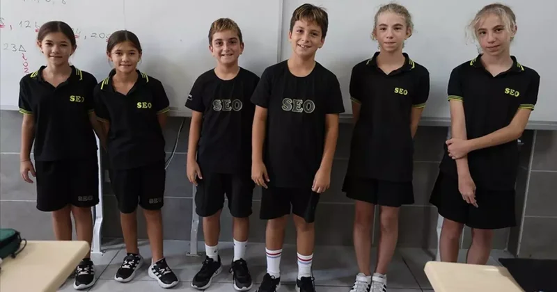 Antalya da aynı sınıfta 3 ikiz öğrenci eğitim görüyor