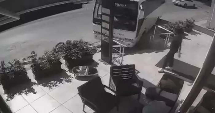 Freni boşalan servis midibüsü direğe çarparak durabildi