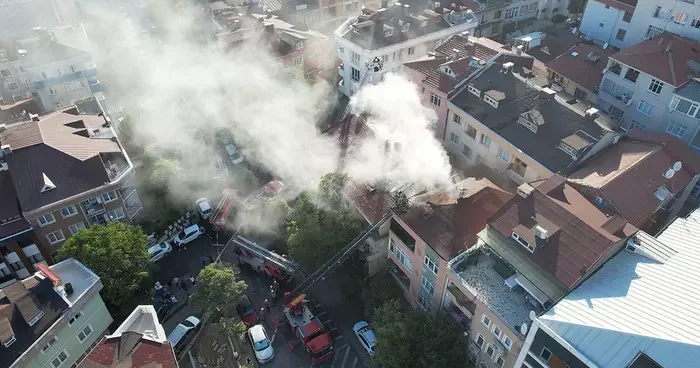 Yer: Üsküdar! Çatı yangını yan binaya sıçradı