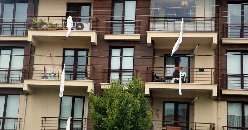 Bolulular, 78 insanın öldüğü Kartalkaya duruşması öncesi, evlerine çarşaf asıp faciaya dikkat çekti: ‘Tüm sorumlular için olası kast’