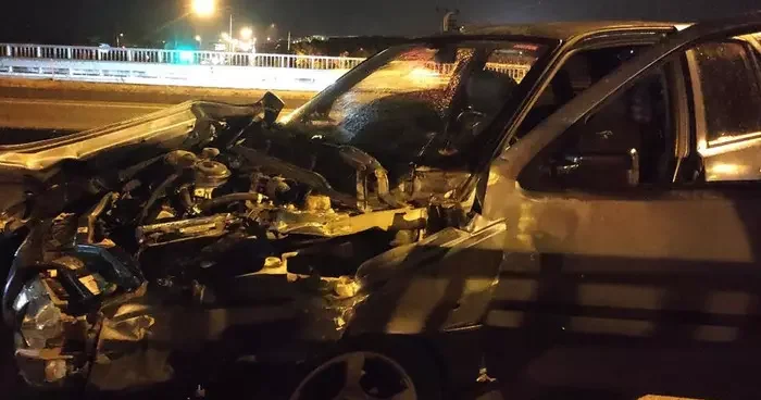 Tekirdağ da lastiği patlayan otomobil bariyerlere çarptı