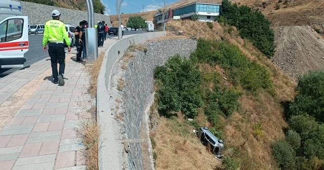 Otomobil uçuruma yuvarlandı: 2 yaralı Bitlis Haberleri