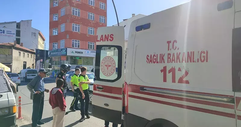 Alkollü sürücü, minibüse tekme atmak isterken düşüp belini kırdı