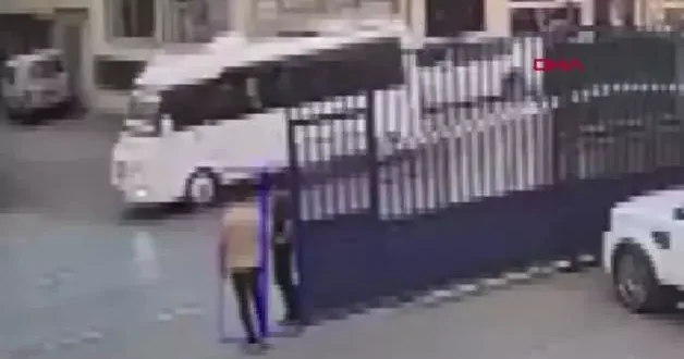 Hareket eden minibüsü koşarak durdurdu! Facia ucuz atlatıldı