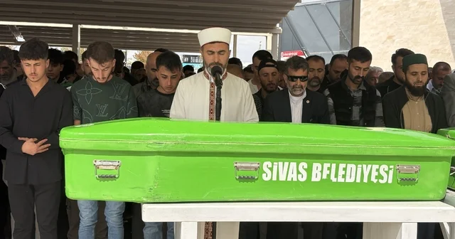 Otomobilde çakmak gazı kaynaklı patlamada ölen Emre, toprağa verildi Sivas Haberleri