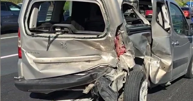 Anadolu Otoyolu Gebze geçişinde otomobille, hafif ticari araç çarpıştı; 2 yaralı Kocaeli Haberleri