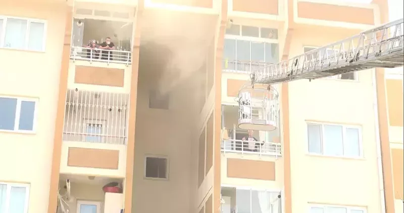 Kırıkkale’de 7 katlı apartmanda çıkan yangında mahsur kalan 10 kişi kurtarıldı