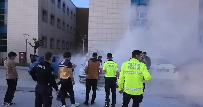 Hastane otoparkında park halindeki araç alevlere teslim oldu! Kısa süreli panik yaşandı