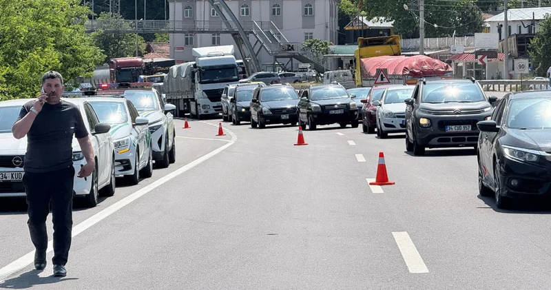 Kamyonet cipe çarptı: Trafik kilitlendi