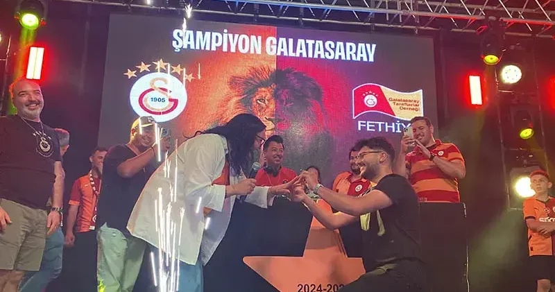 Şampiyonluk kutlamasında sürpriz evlilik teklifi