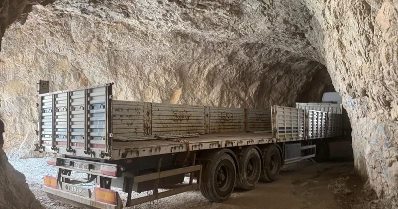 Tarihi Kemaliyeliler Taş Yolu tırın tünele sıkışması sonucu ulaşıma kapatıldı